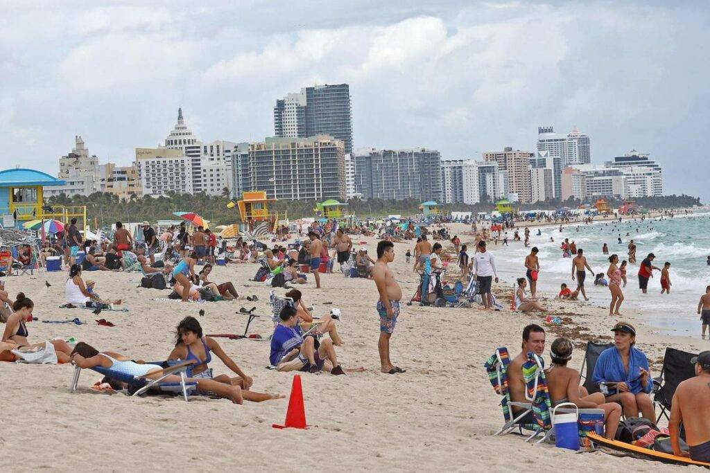 Turistas en playas de Miami, FL