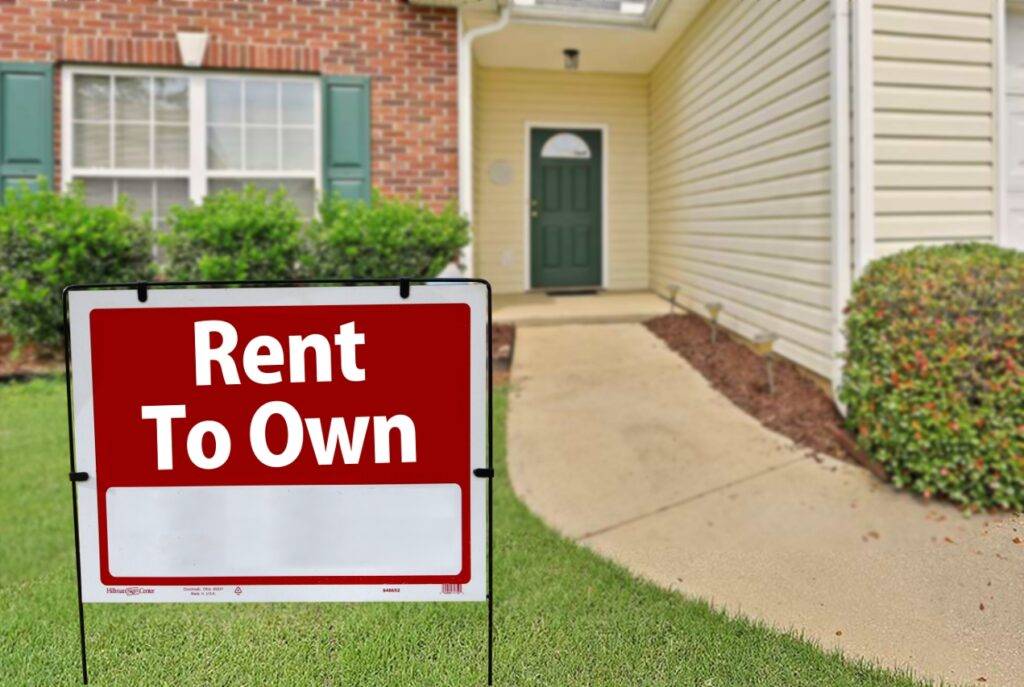 Casa con un aviso de Rent to Own en el jardín
