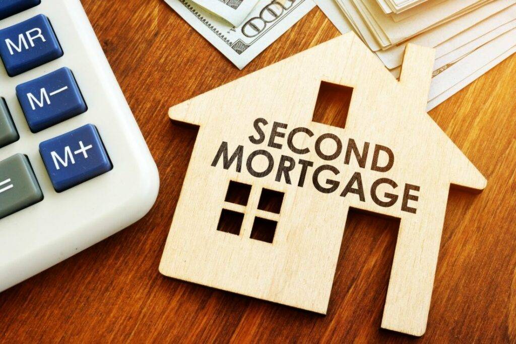 cartel con forma de casa que lee "second mortgage"