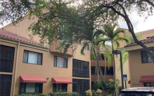 Foto 1 de casa / apartamento en 15549 Miami Lakeway N Unit 302-20