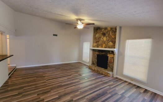 Foto 1 de casa / apartamento en 8601 Cedar Creek Rdg
