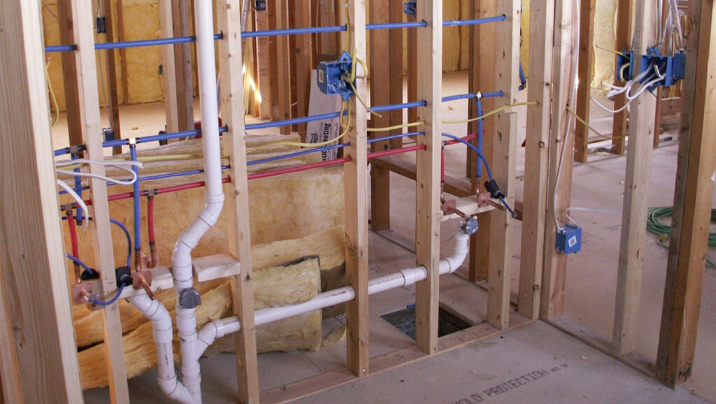 instalación de cableado y tubería en los cimientos de la casa
